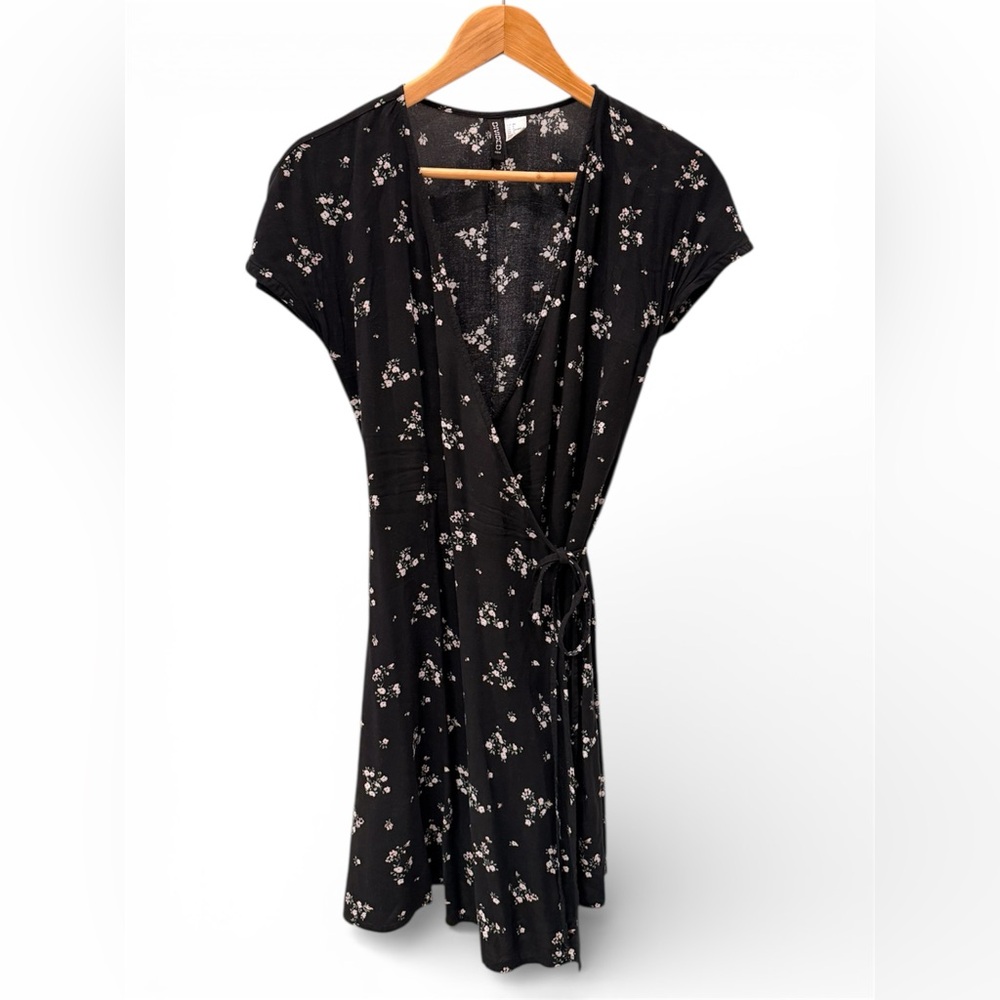 H&M Women’s Wrap-Front Dress Size 6 - Floral Print